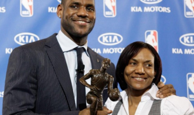 开云-詹姆斯：妈妈生我时只有16岁 我的动力是给她买个带储藏室的房子