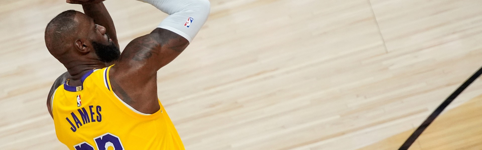 开云棋牌-得分上双了！詹姆斯追身三分再中反超76人