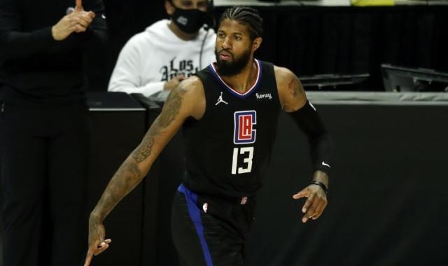 开云电竞-【现场】当德克欢呼的时候 懵逼的卢指导做了什么？