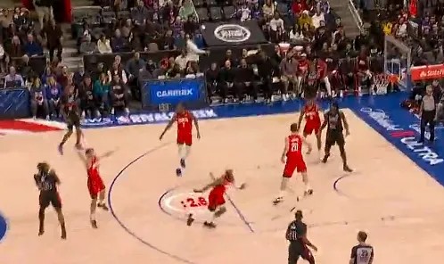 开云体育-霍兰德内突外投连得5分，活塞打出一波13-1反超比分